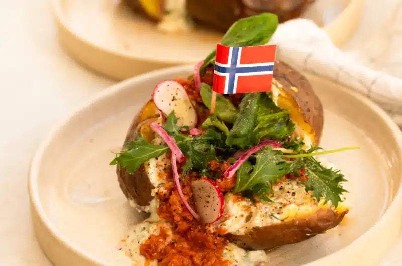 Sprø ovnsbakte poteter med kvarg–makrell-topping