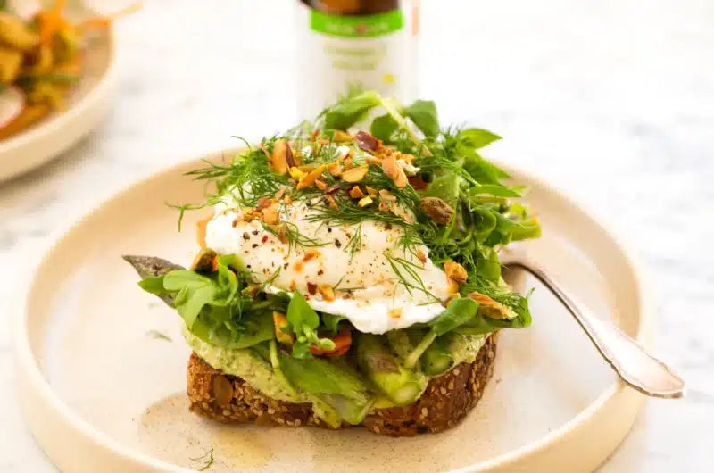 Aspargussmørbrød med proteinrikt pesto og posjert egg